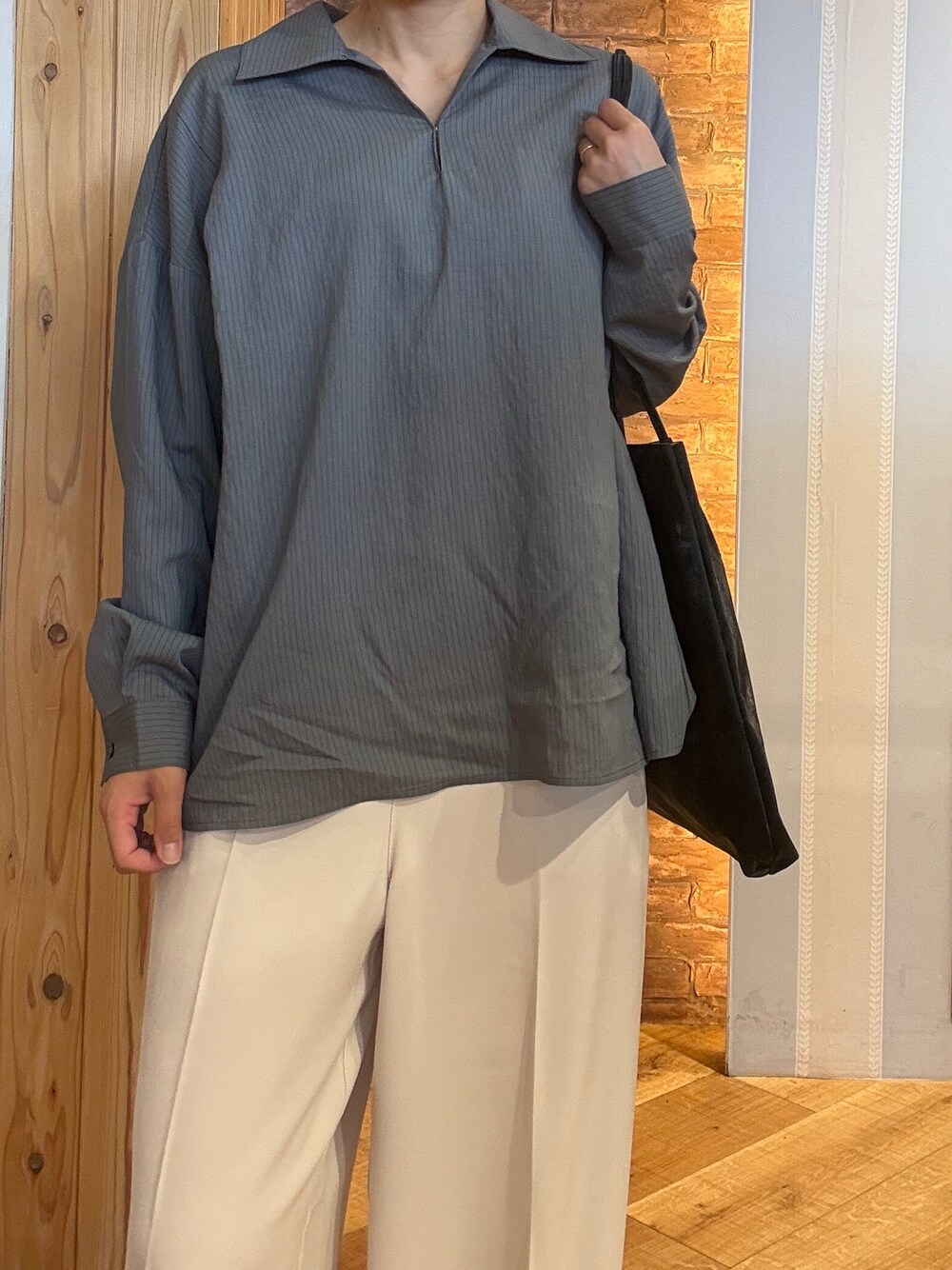 グレー系のシャツ/ブラウス、ベージュ系のその他パンツ、ブラック系のパンプスを着用したレディースの秋コーディネートの7枚目の写真