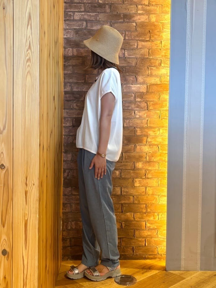 ホワイト系のTシャツ/カットソー、ブルー系のその他パンツ、ベージュ系のサンダルを着用したレディースの夏コーディネートの2枚目の写真