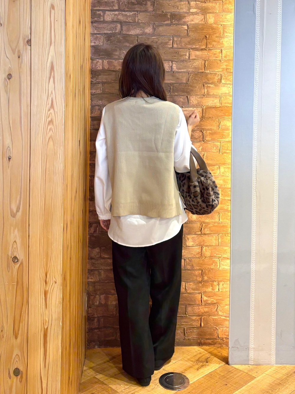 ブラック系のその他パンツ、ブラック系のその他シューズ、ブラウン系のトートバッグを着用したレディースの秋コーディネートの3枚目の写真