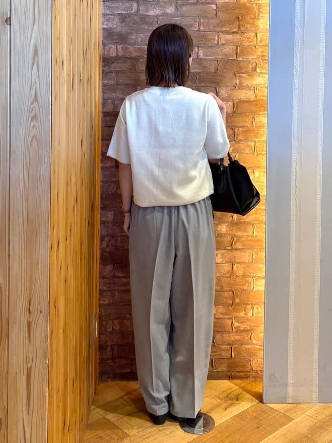 ブラック系のその他シューズ、グレー系のその他パンツ、ブラック系のトートバッグを着用したレディースの春コーディネートの3枚目の写真