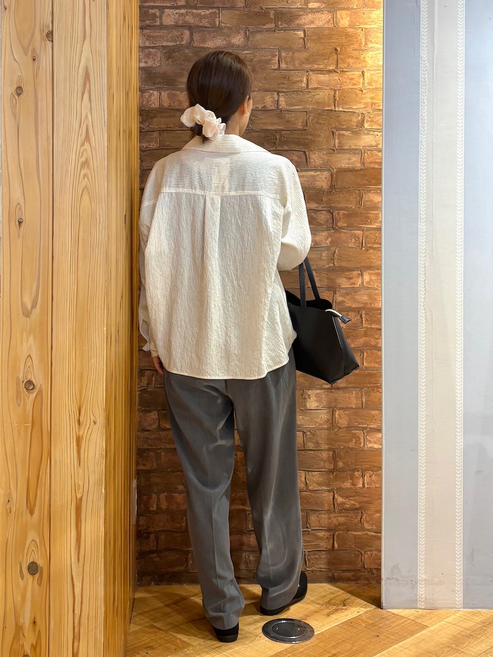 ホワイト系のシャツ/ブラウス、グレー系のその他パンツ、ブラック系のパンプスを着用したレディースの秋コーディネートの3枚目の写真