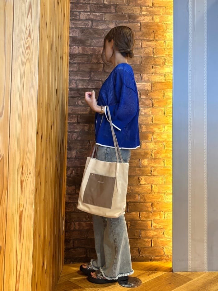 ブルー系のその他トップス、ブルー系のデニムパンツ、シルバー系のサンダルを着用したレディースの夏コーディネートの2枚目の写真