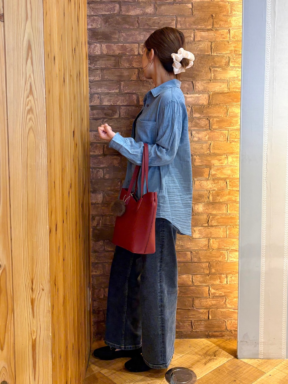 ブルー系のシャツ/ブラウス、ブルー系のデニムパンツ、ブラック系のその他シューズを着用したレディースの秋コーディネートの2枚目の写真