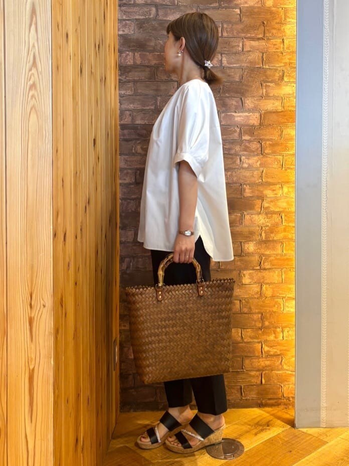 ベージュ系のシャツ/ブラウス、ブラック系のその他パンツ、ブラック系のサンダルを着用したレディースの夏コーディネートの2枚目の写真