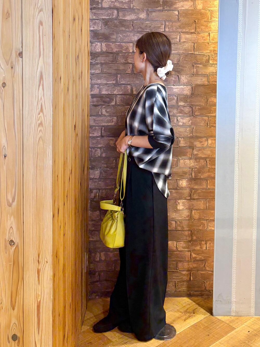 グレー系のシャツ/ブラウス、ブラック系のその他パンツ、ブラック系のその他シューズを着用したレディースの秋コーディネートの2枚目の写真