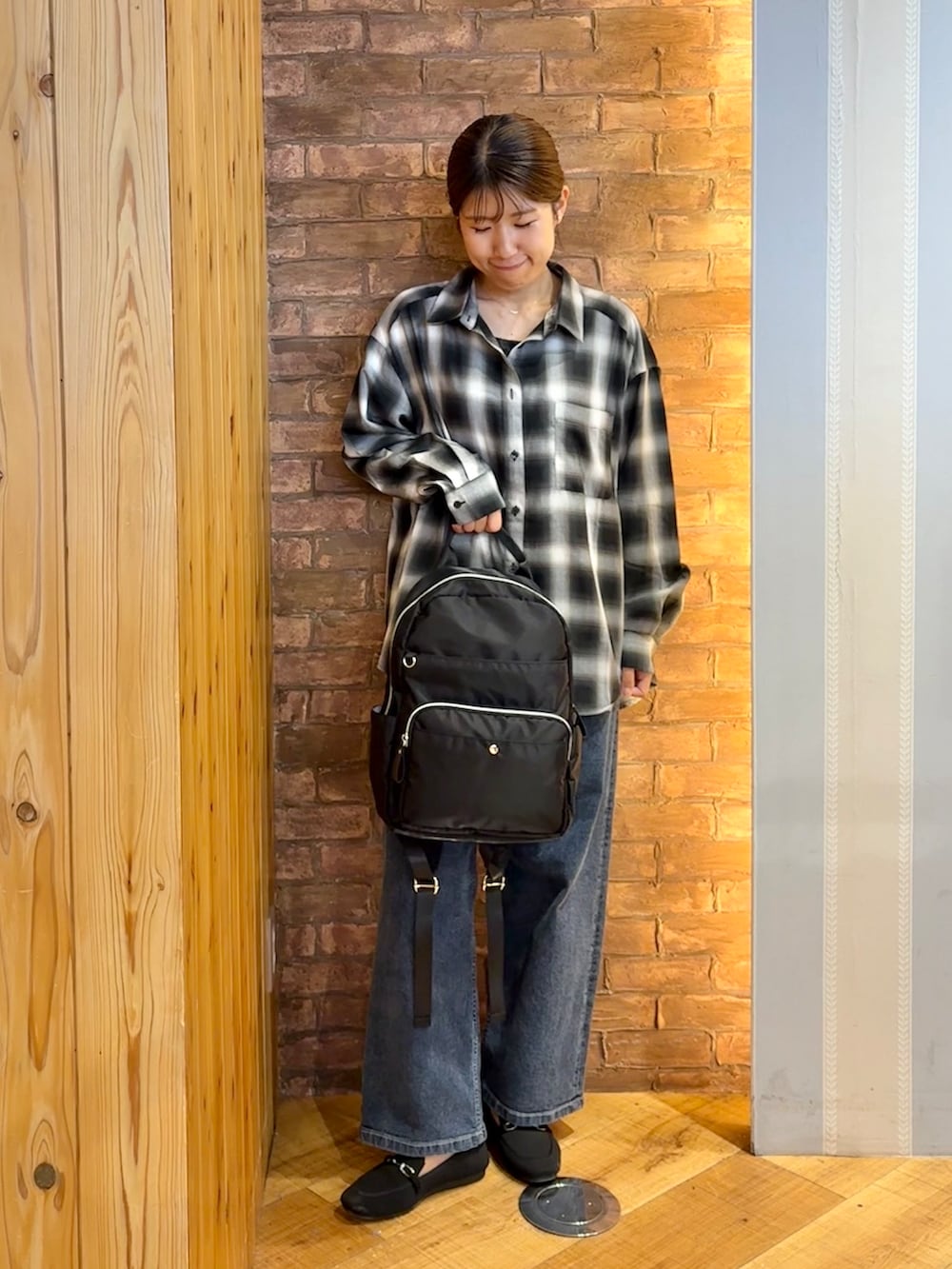 グレー系のシャツ/ブラウス、ブルー系のデニムパンツ、ブラック系のその他シューズを着用したレディースの秋コーディネートの4枚目の写真