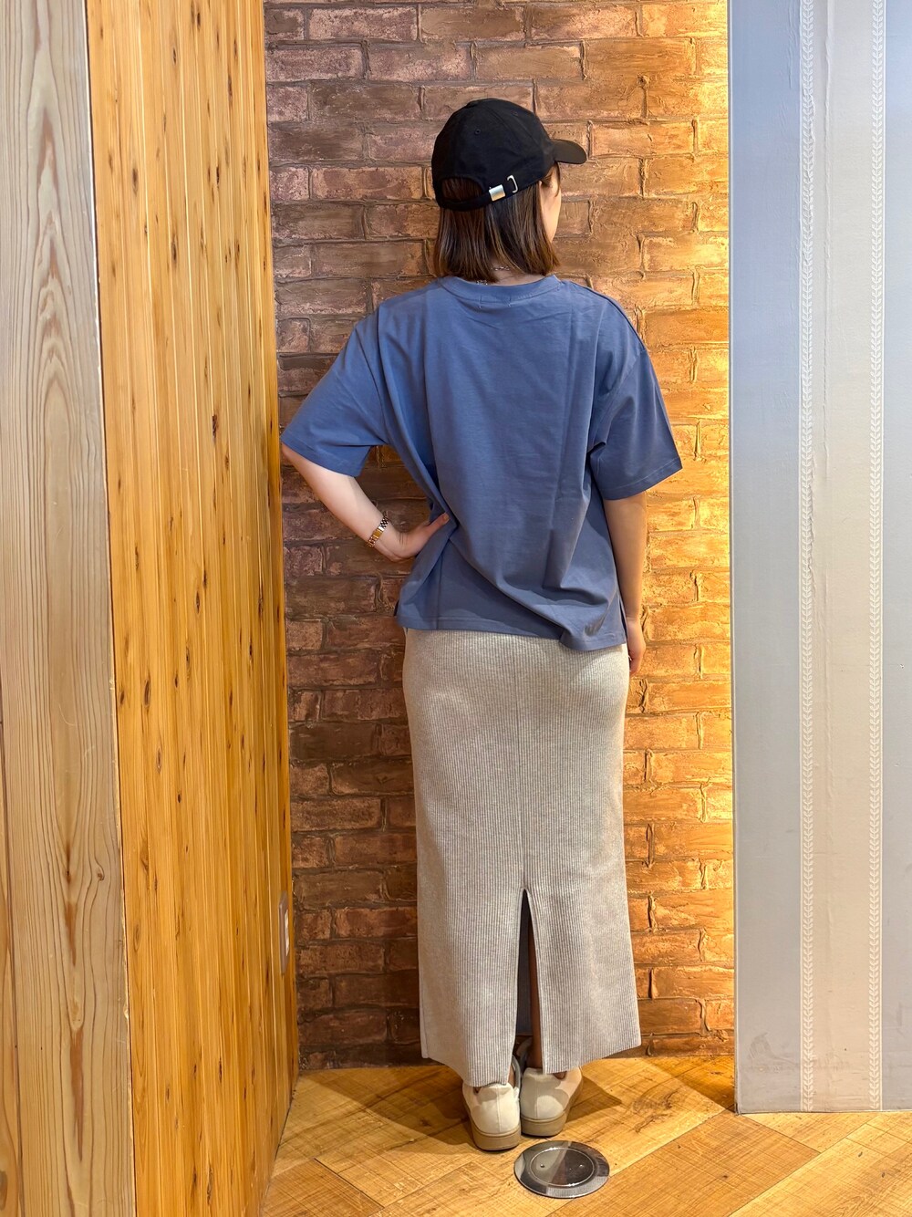 ブルー系のTシャツ/カットソー、グレー系のスカート、ホワイト系のスニーカーを着用したレディースの夏コーディネートの3枚目の写真