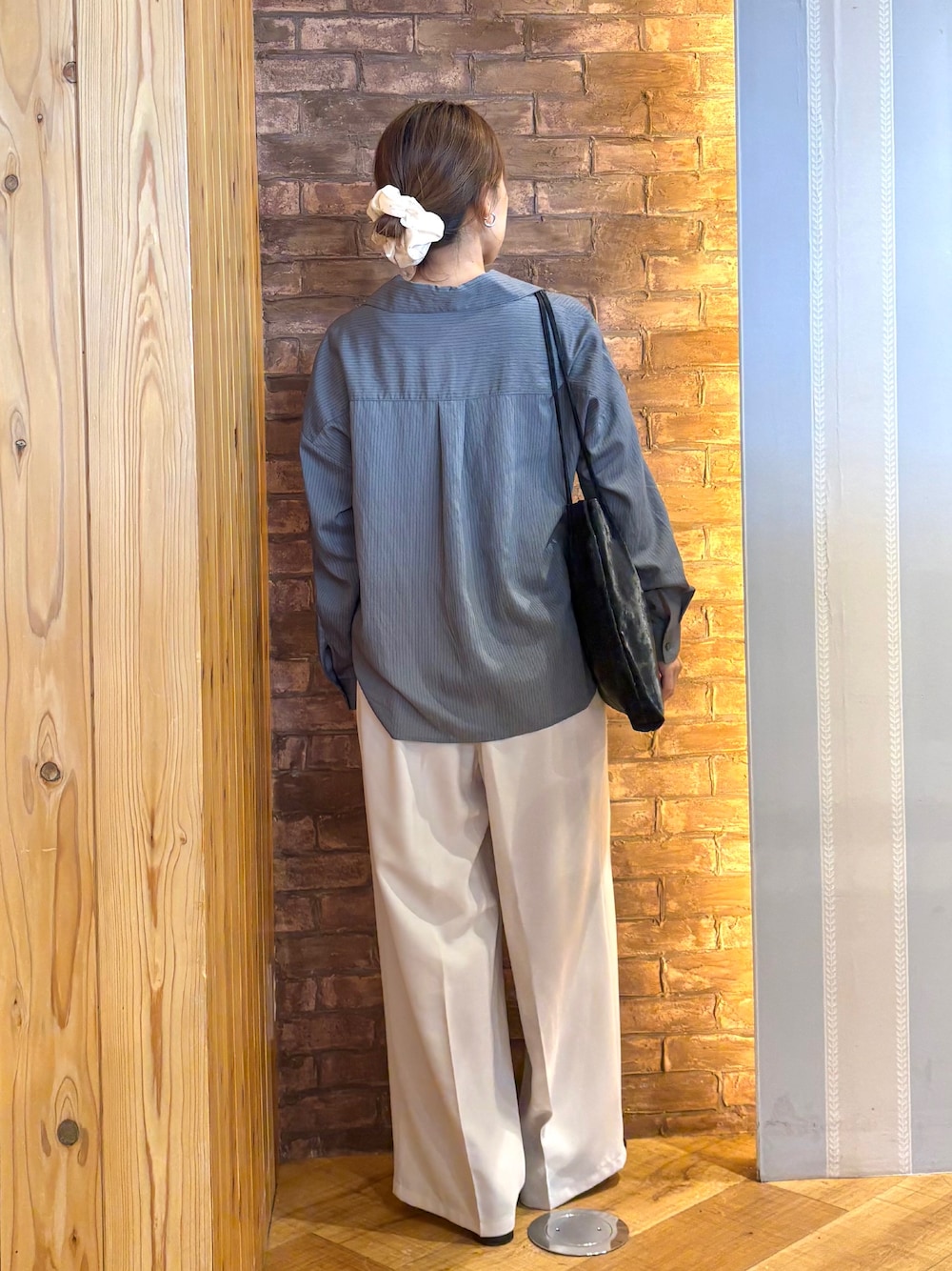 グレー系のシャツ/ブラウス、ベージュ系のその他パンツ、ブラック系のパンプスを着用したレディースの秋コーディネートの4枚目の写真