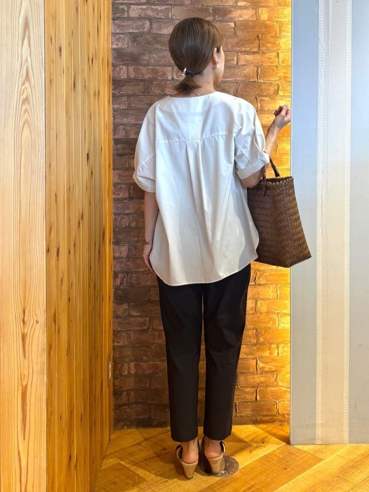 ベージュ系のシャツ/ブラウス、ブラック系のその他パンツ、ブラック系のサンダルを着用したレディースの夏コーディネートの3枚目の写真