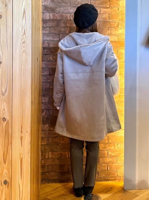 ブラウン系のその他アウター、ホワイト系のTシャツ/カットソー、グリーン系のその他パンツを着用したレディースの秋コーディネートの3枚目の写真