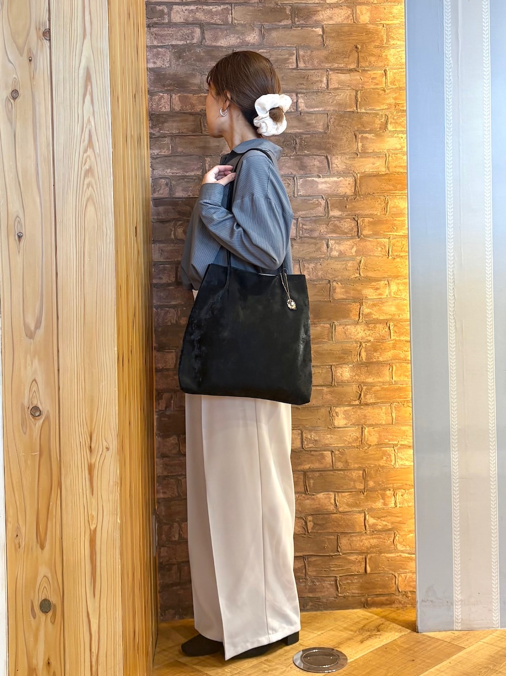 グレー系のシャツ/ブラウス、ベージュ系のその他パンツ、ブラック系のパンプスを着用したレディースの秋コーディネートの3枚目の写真