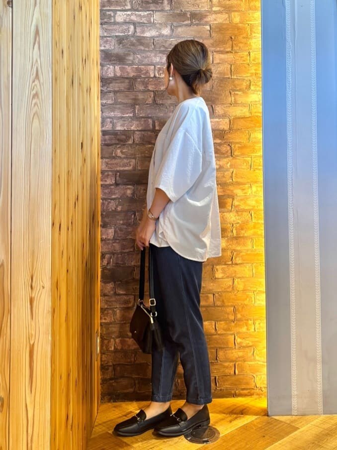 ベージュ系のシャツ/ブラウス、ブルー系のデニムパンツ、ブラック系のその他シューズを着用したレディースの秋コーディネートの2枚目の写真