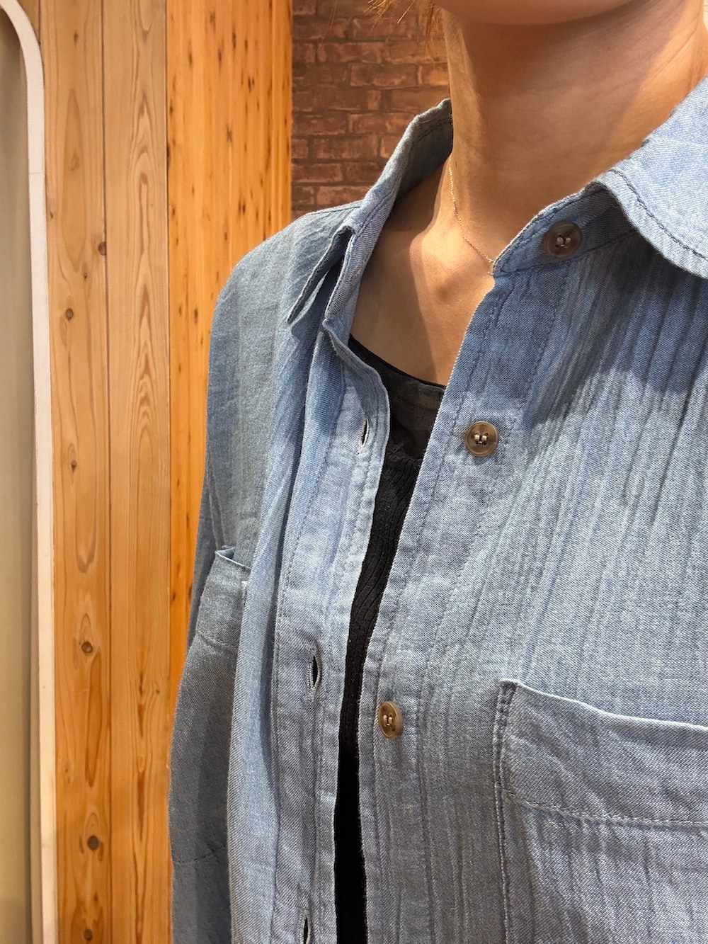 ブルー系のシャツ/ブラウス、ブルー系のデニムパンツ、ブラック系のその他シューズを着用したレディースの秋コーディネートの4枚目の写真