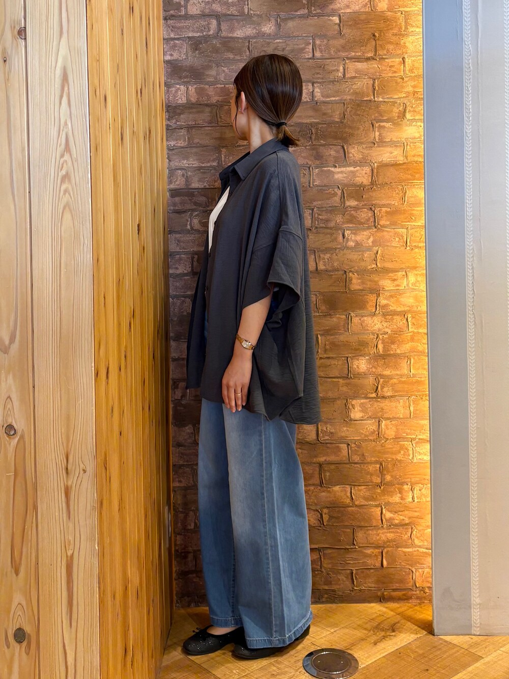 グレー系のシャツ/ブラウス、ブルー系のその他パンツ、ホワイト系のタンクトップを着用したレディースの春コーディネートの2枚目の写真