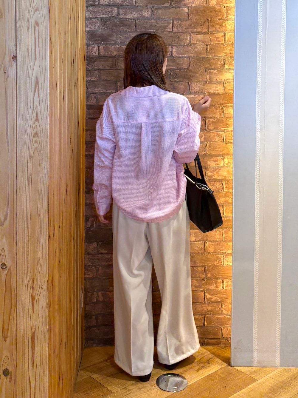ピンク系のシャツ/ブラウス、ベージュ系のその他パンツ、ブラック系のその他シューズを着用したレディースの夏コーディネートの3枚目の写真