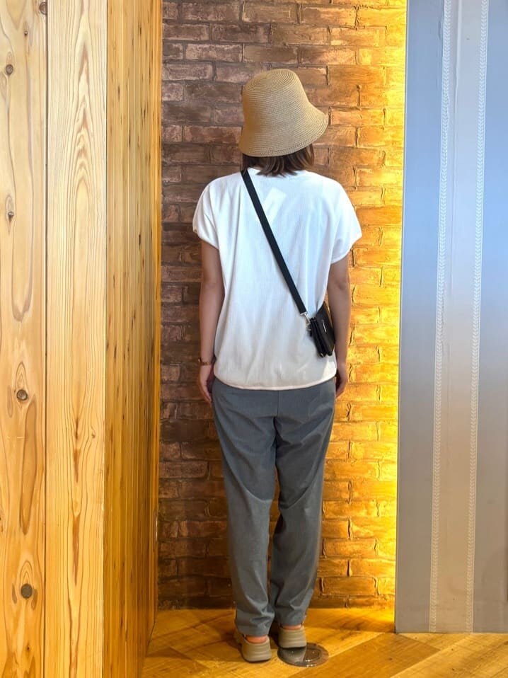 ホワイト系のTシャツ/カットソー、ブルー系のその他パンツ、ベージュ系のサンダルを着用したレディースの夏コーディネートの3枚目の写真