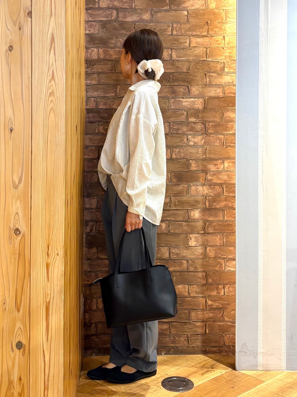 ホワイト系のシャツ/ブラウス、グレー系のその他パンツ、ブラック系のパンプスを着用したレディースの秋コーディネートの2枚目の写真