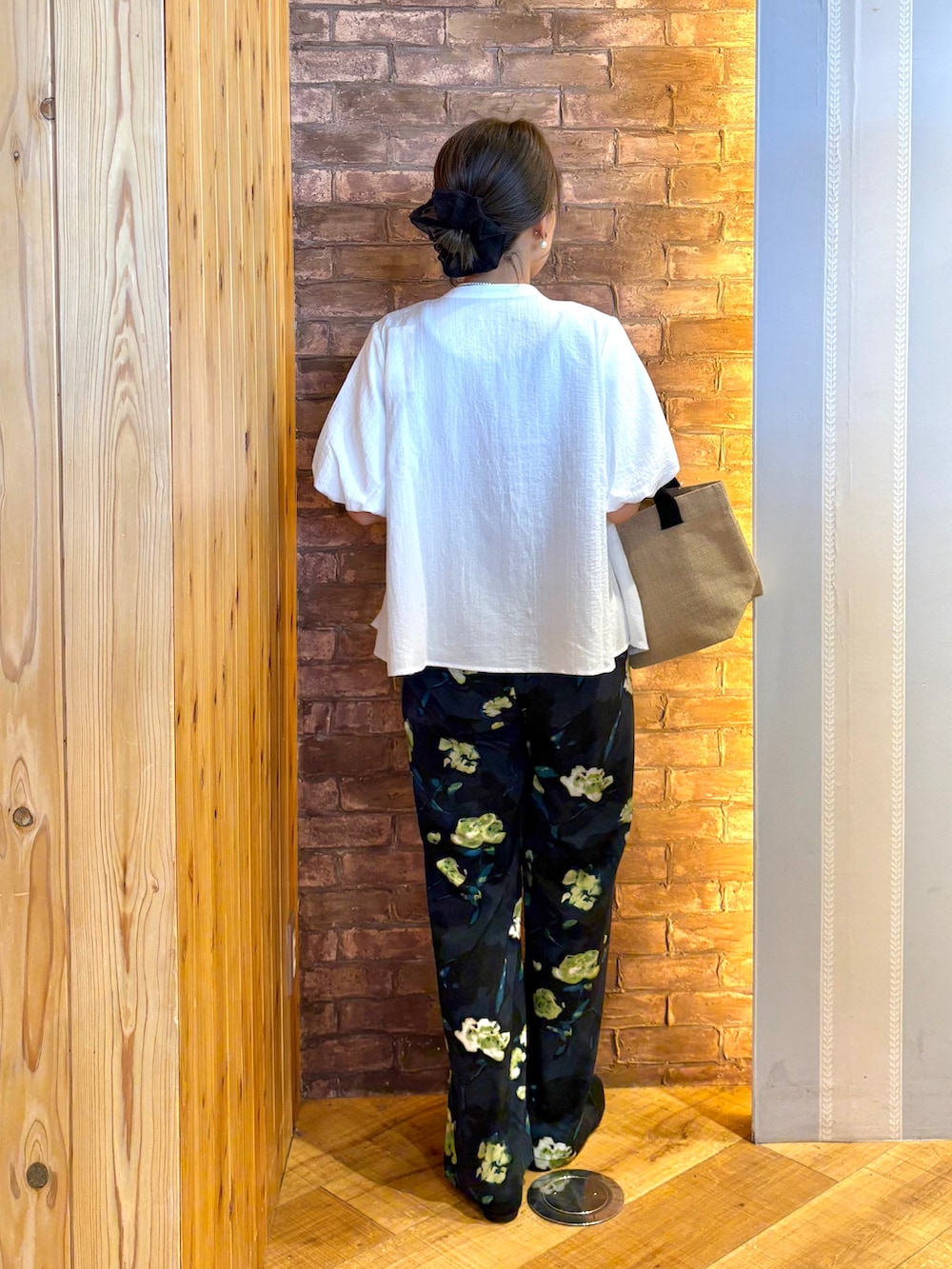 ホワイト系のシャツ/ブラウス、ブラック系のタンクトップ、ブルー系のその他パンツを着用したレディースの夏コーディネートの3枚目の写真