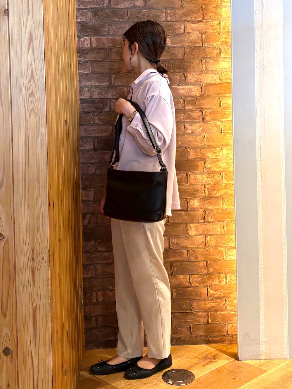 ブラック系のその他シューズ、ベージュ系のその他パンツ、ブラック系のタンクトップを着用したレディースの春コーディネートの2枚目の写真