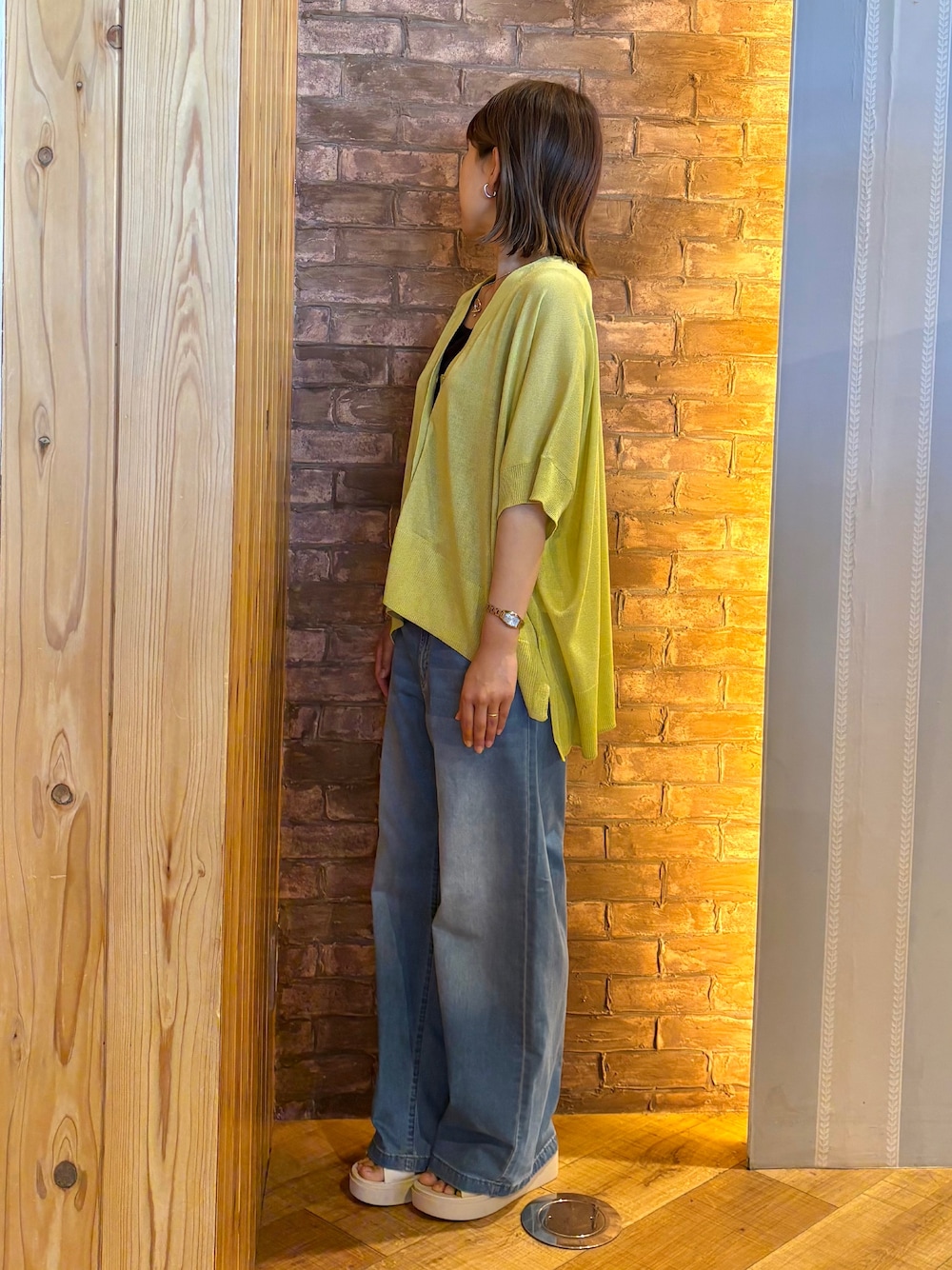 ブラック系のタンクトップ、ブルー系のその他パンツ、ベージュ系のサンダルを着用したレディースの春コーディネートの2枚目の写真