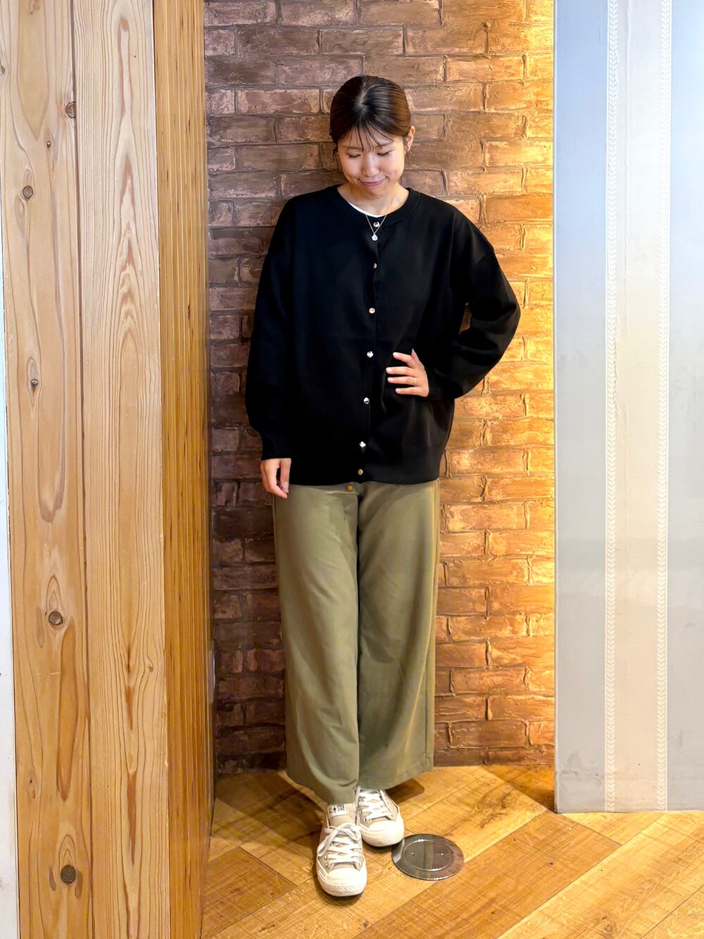 ブラック系のカーディガン/ボレロ、ホワイト系のTシャツ/カットソー、グリーン系のその他パンツを着用したレディースの秋コーディネートの4枚目の写真
