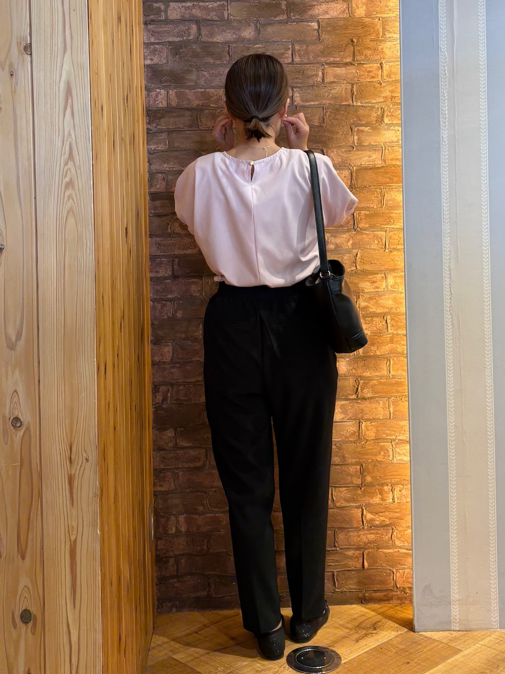 ブラック系のその他シューズ、ブラック系のその他パンツ、ホワイト系のハンドバッグを着用したレディースの春コーディネートの3枚目の写真