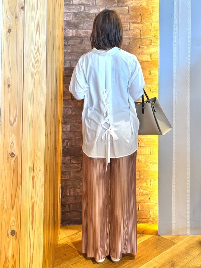 ホワイト系のシャツ/ブラウス、ピンク系のその他パンツ、ゴールド系のその他シューズを着用したレディースの春コーディネートの3枚目の写真