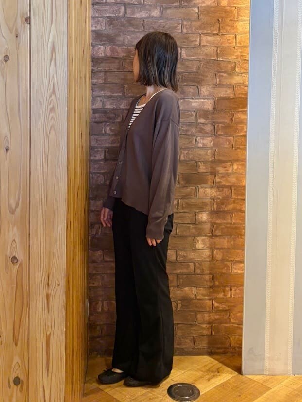 ブラウン系のカーディガン/ボレロ、ブラック系のその他シューズ、ブラック系のタンクトップを着用したレディースの春コーディネートの2枚目の写真