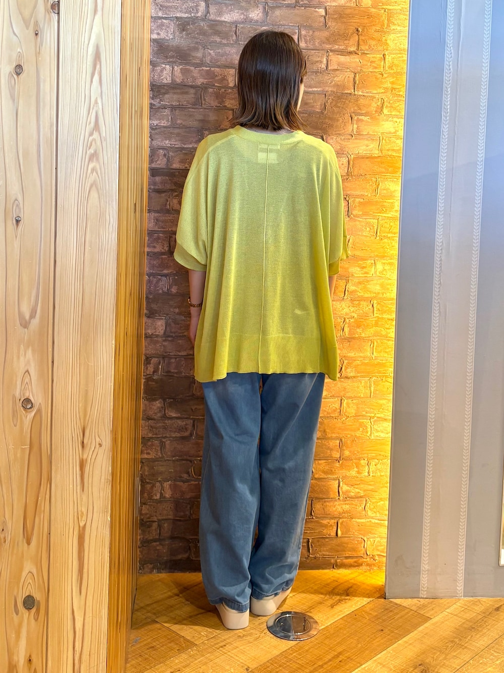 ブラック系のタンクトップ、ブルー系のその他パンツ、ベージュ系のサンダルを着用したレディースの春コーディネートの3枚目の写真