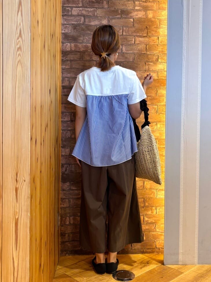 ホワイト系のTシャツ/カットソー、ブラウン系のその他パンツ、ブラック系のパンプスを着用したレディースの夏コーディネートの3枚目の写真