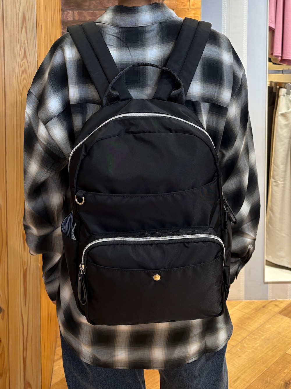 グレー系のシャツ/ブラウス、ブルー系のデニムパンツ、ブラック系のその他シューズを着用したレディースの秋コーディネートの7枚目の写真