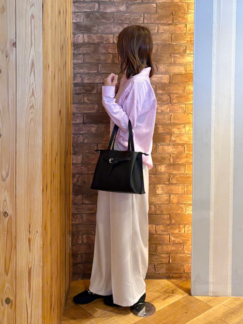 ピンク系のシャツ/ブラウス、ベージュ系のその他パンツ、ブラック系のその他シューズを着用したレディースの夏コーディネートの2枚目の写真
