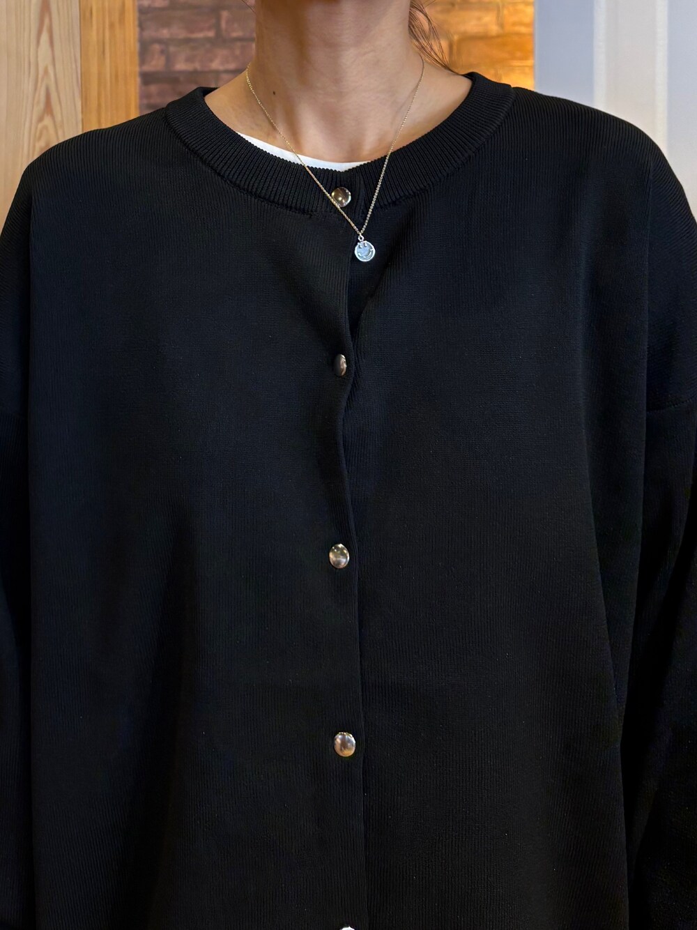 ブラック系のカーディガン/ボレロ、ホワイト系のTシャツ/カットソー、グリーン系のその他パンツを着用したレディースの秋コーディネートの5枚目の写真