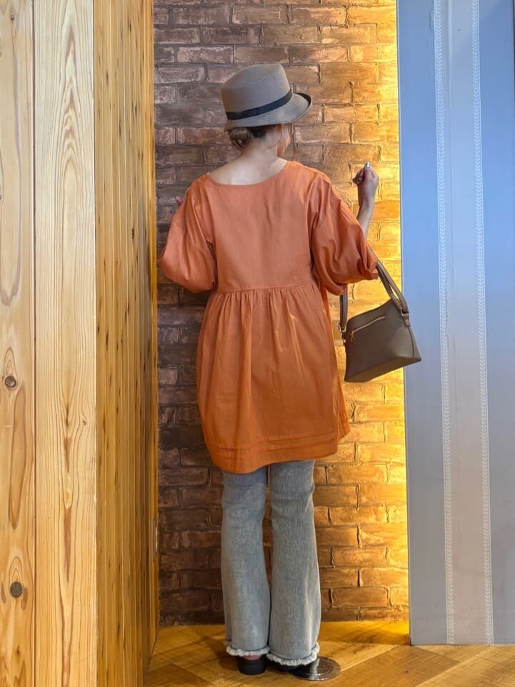 オレンジ系のシャツ/ブラウス、ブルー系のデニムパンツ、シルバー系のサンダルを着用したレディースの夏コーディネートの3枚目の写真