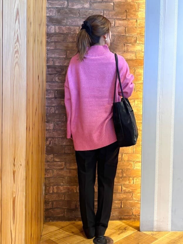 ピンク系のニット/セーター、ブラック系のその他パンツ、ブラック系のその他シューズを着用したレディースの秋コーディネートの3枚目の写真