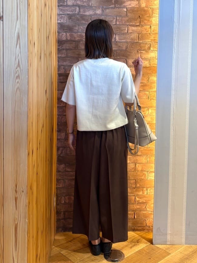グレー系のトートバッグ、ブラック系のその他シューズ、ブラウン系のその他パンツを着用したレディースの春コーディネートの3枚目の写真