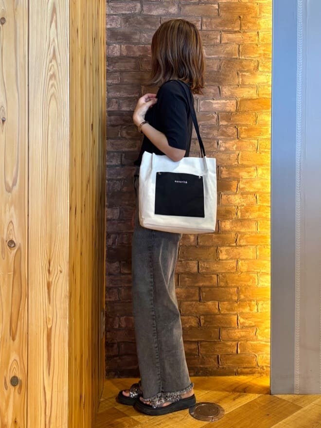 ブラック系のTシャツ/カットソー、ブラック系のデニムパンツ、シルバー系のサンダルを着用したレディースの夏コーディネートの2枚目の写真