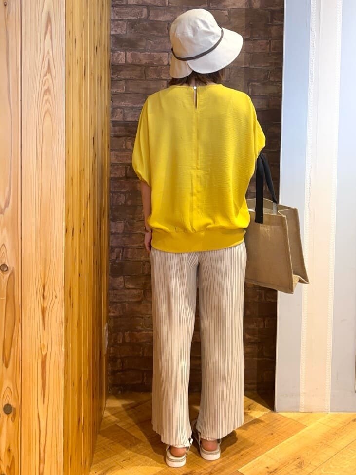イエロー系のシャツ/ブラウス、ホワイト系のその他パンツ、ホワイト系のサンダルを着用したレディースの春コーディネートの3枚目の写真