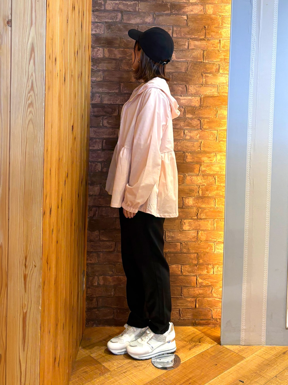 ブラック系のバックパック/リュック、ホワイト系のスニーカー、ブラック系のその他パンツを着用したレディースの春コーディネートの2枚目の写真