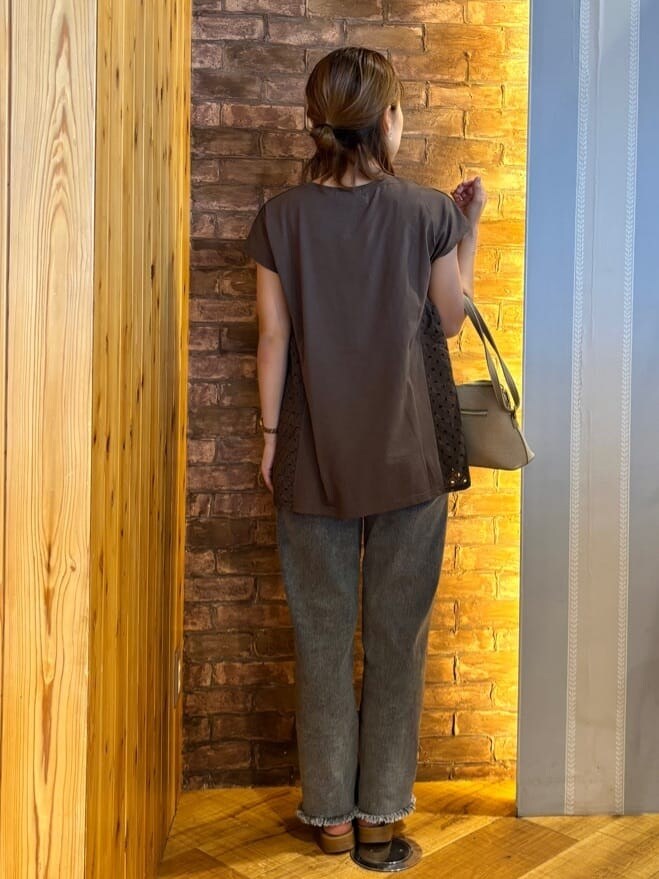 ブラウン系のTシャツ/カットソー、ブラック系のデニムパンツ、ブラック系のサンダルを着用したレディースの夏コーディネートの3枚目の写真