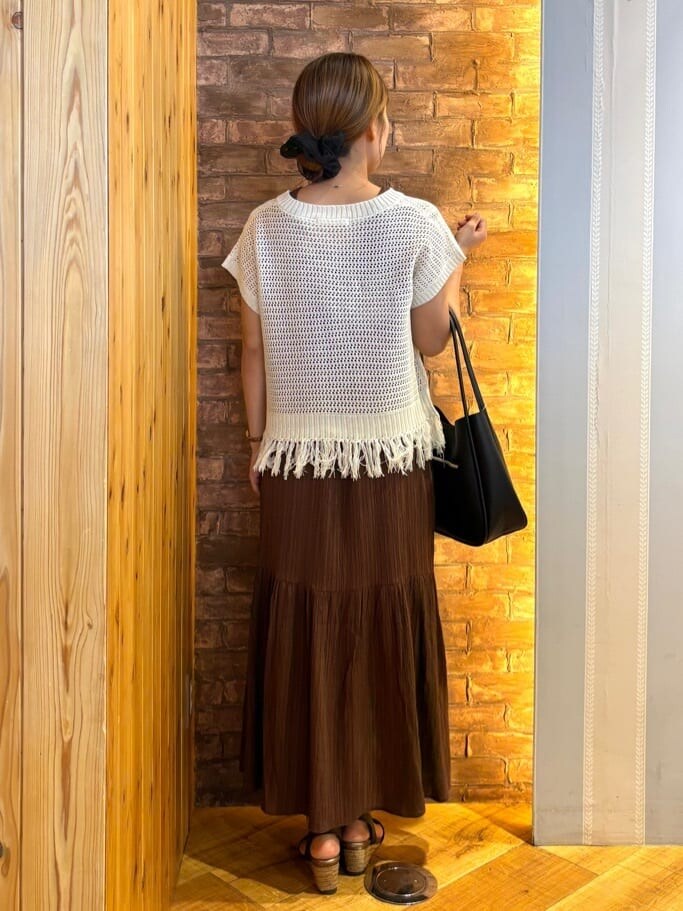 ホワイト系のニット/セーター、ブラウン系のワンピース、ブラック系のサンダルを着用したレディースの夏コーディネートの3枚目の写真
