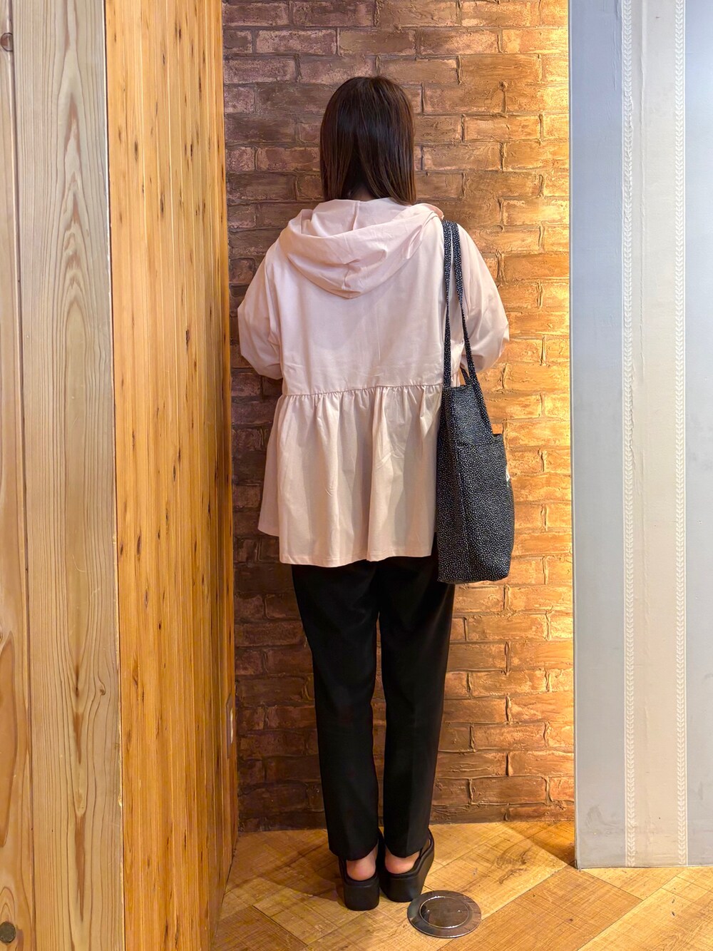 ホワイト系のTシャツ/カットソー、ブラック系のトートバッグ、ブラック系のその他パンツを着用したレディースの春コーディネートの3枚目の写真