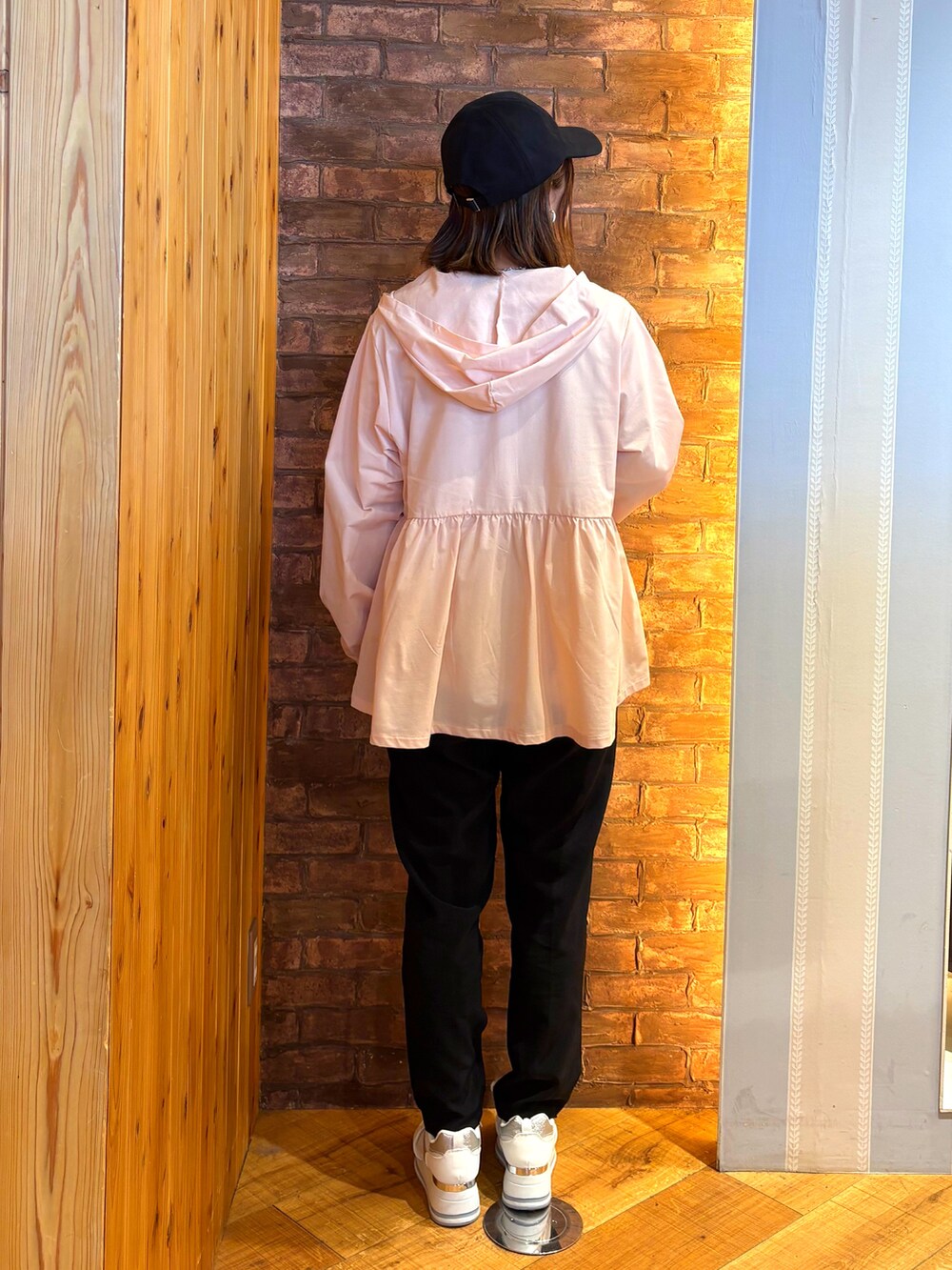 ブラック系のバックパック/リュック、ホワイト系のスニーカー、ブラック系のその他パンツを着用したレディースの春コーディネートの3枚目の写真