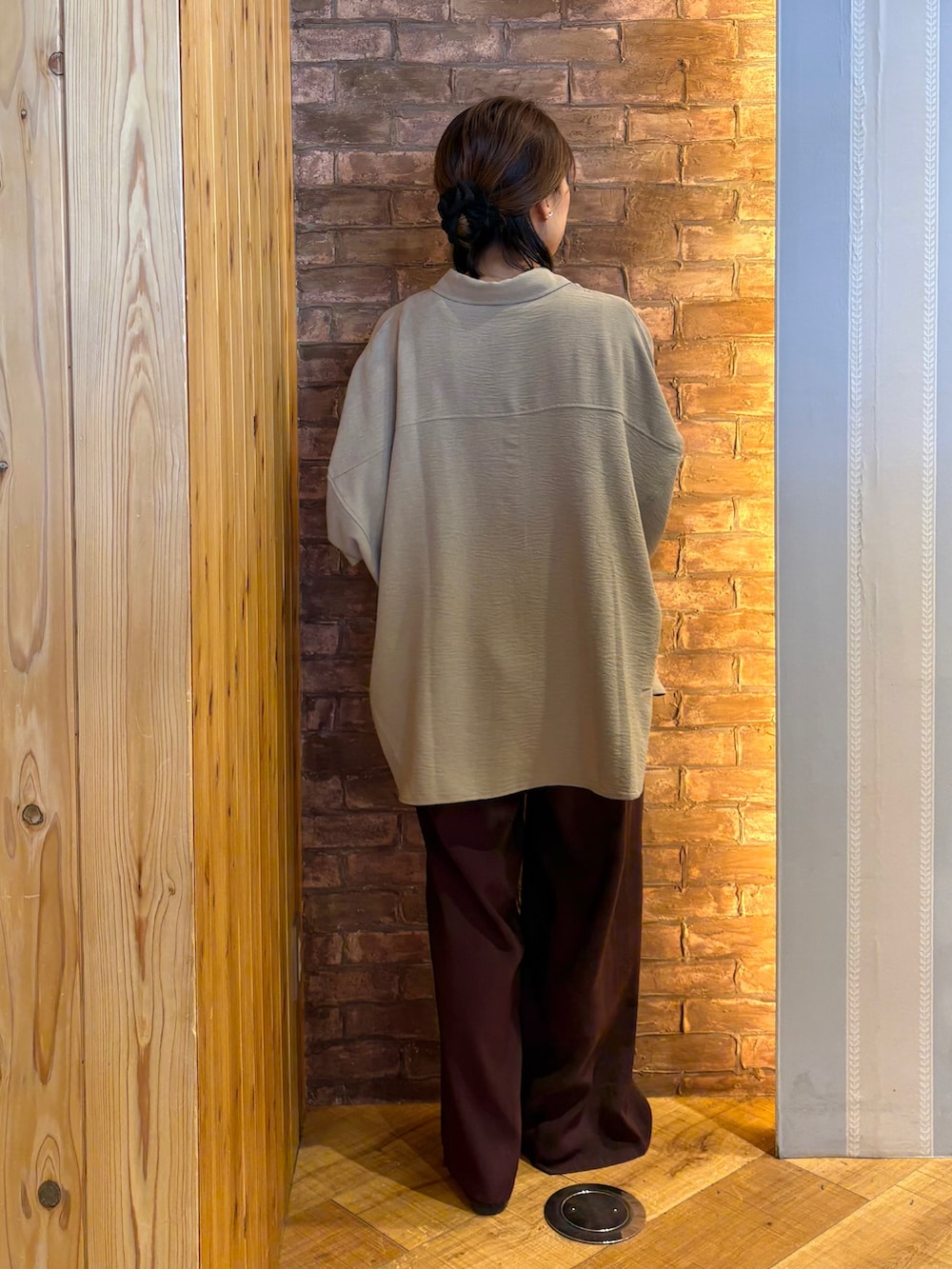 ベージュ系のシャツ/ブラウス、ブラウン系のその他パンツ、ブラック系のその他シューズを着用したレディースの夏コーディネートの3枚目の写真