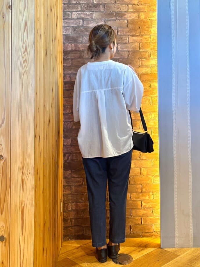 ベージュ系のシャツ/ブラウス、ブルー系のデニムパンツ、ブラック系のその他シューズを着用したレディースの秋コーディネートの3枚目の写真