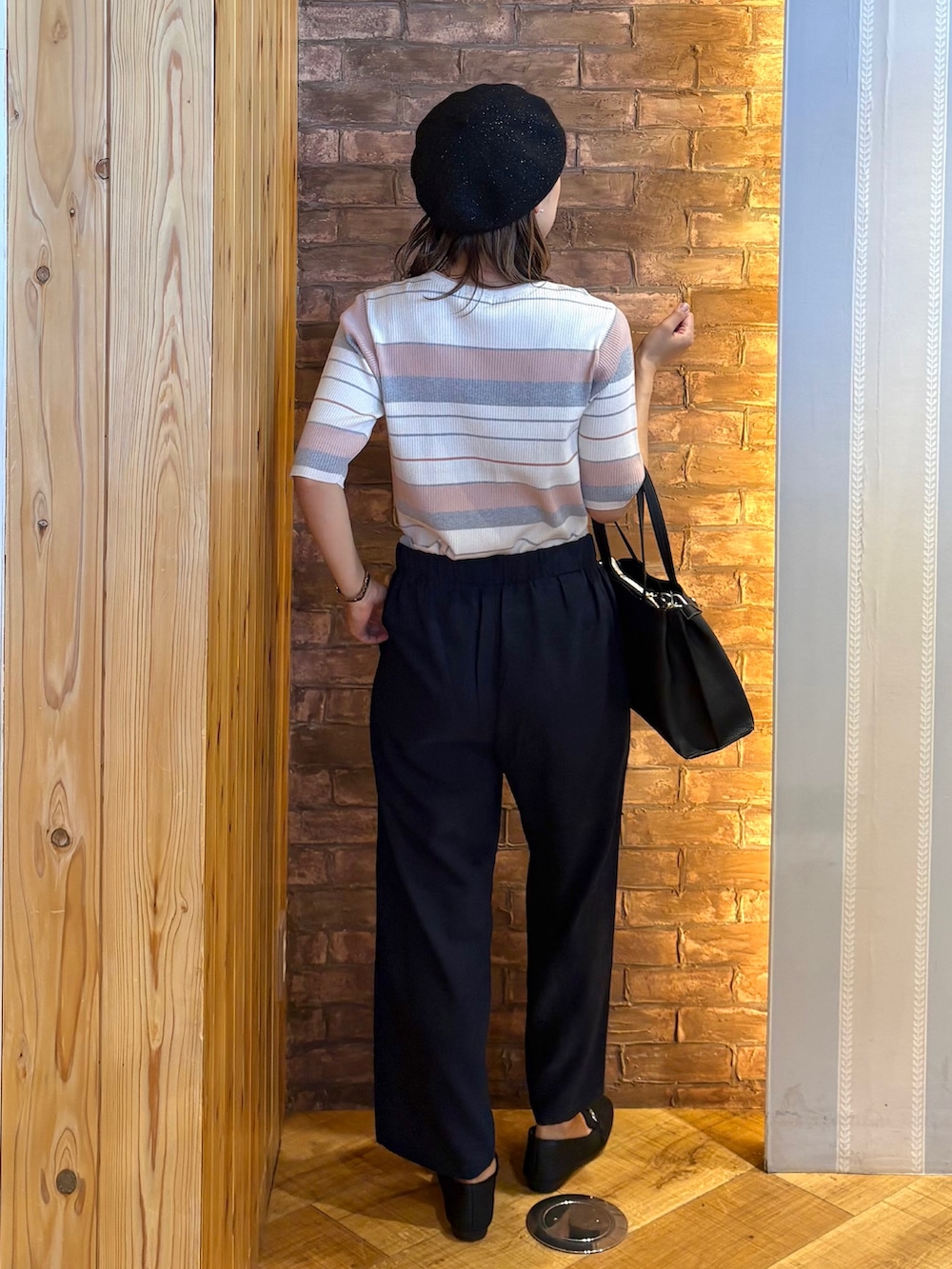 ホワイト系のニット/セーター、ブルー系のその他パンツ、ブラック系のその他シューズを着用したレディースの秋コーディネートの3枚目の写真