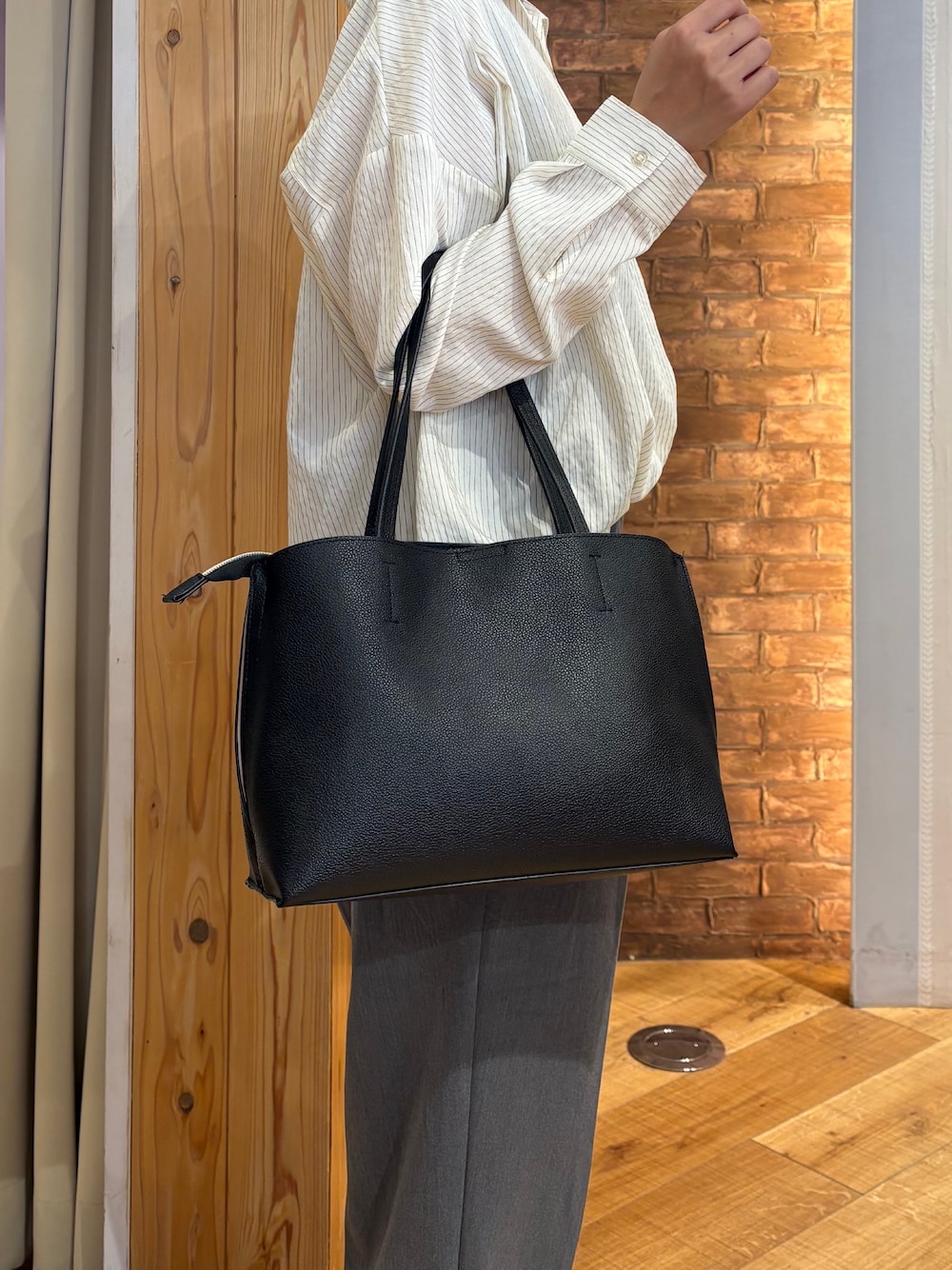 ホワイト系のシャツ/ブラウス、グレー系のその他パンツ、ブラック系のパンプスを着用したレディースの秋コーディネートの5枚目の写真