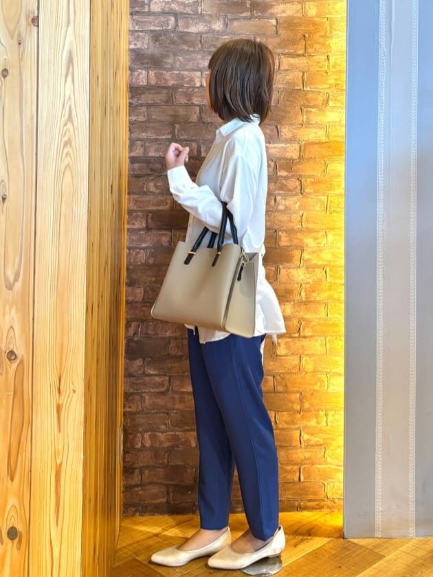 ホワイト系のシャツ/ブラウス、ブルー系のその他パンツ、ゴールド系のその他シューズを着用したレディースの春コーディネートの2枚目の写真