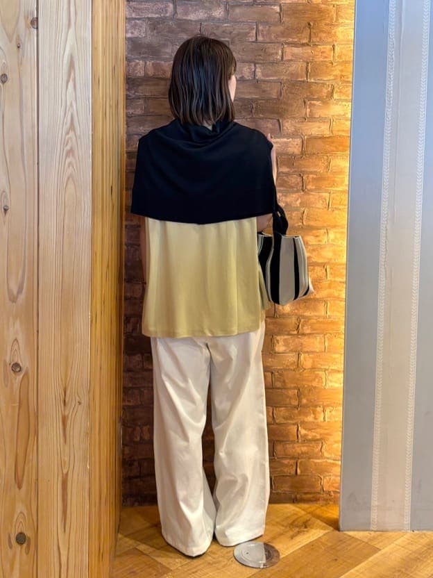 ブラック系のカーディガン/ボレロ、ブラック系のトートバッグ、イエロー系のTシャツ/カットソーを着用したレディースの春コーディネートの3枚目の写真