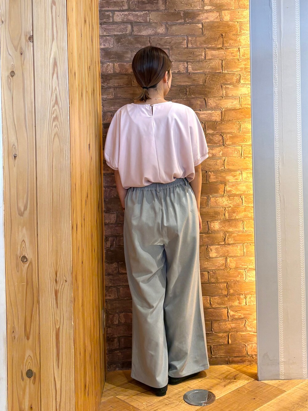 ブラック系のその他シューズ、ピンク系のシャツ/ブラウス、グレー系のその他パンツを着用したレディースの夏コーディネートの3枚目の写真